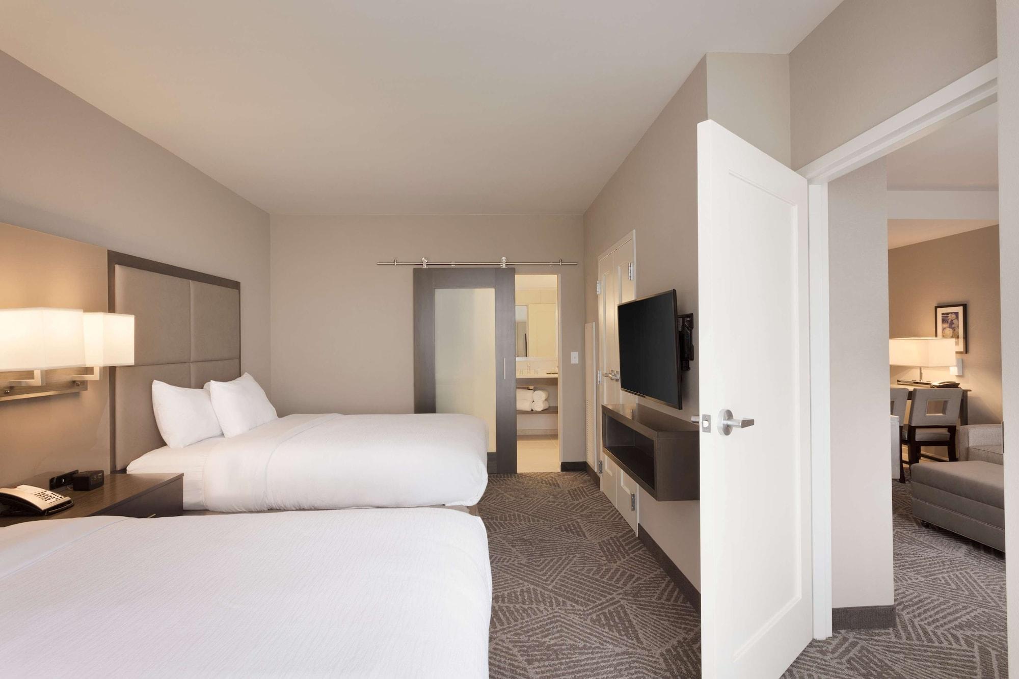 Embassy Suites By Hilton Kansas City Олатей Екстериор снимка