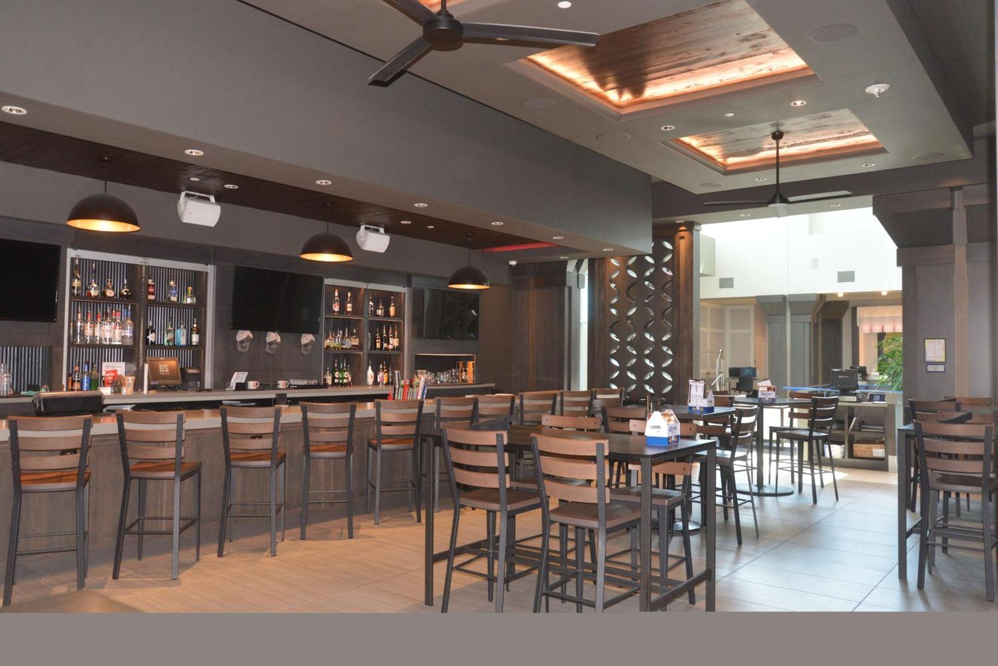 Embassy Suites By Hilton Kansas City Олатей Екстериор снимка