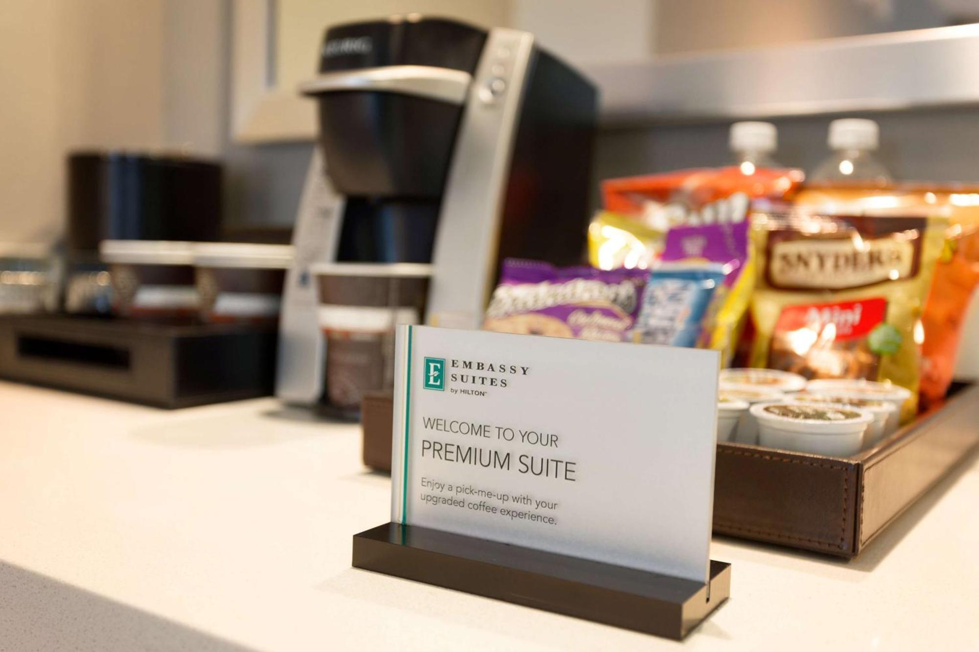 Embassy Suites By Hilton Kansas City Олатей Екстериор снимка