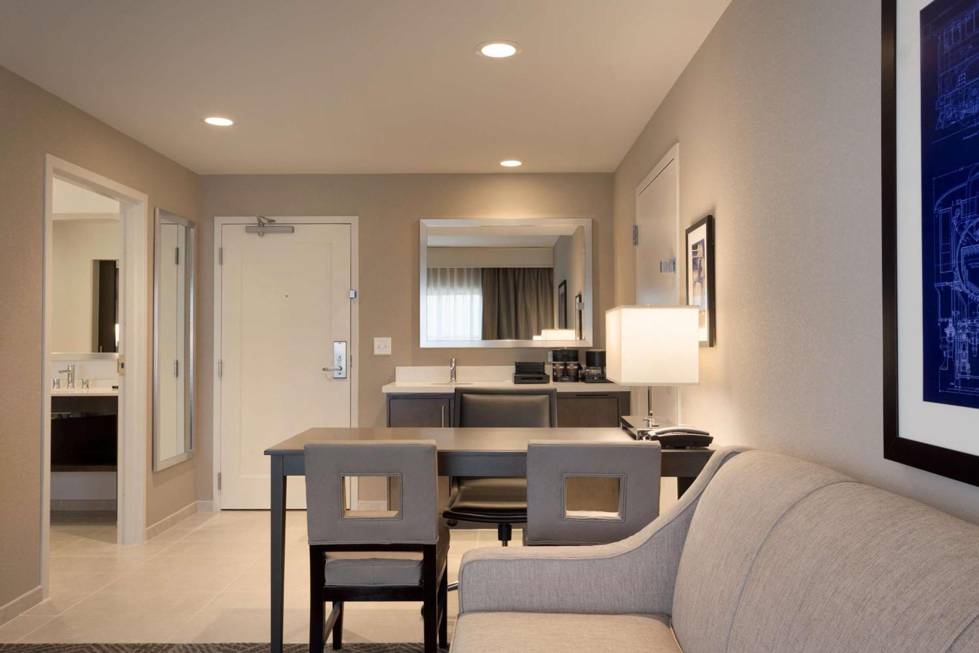Embassy Suites By Hilton Kansas City Олатей Екстериор снимка
