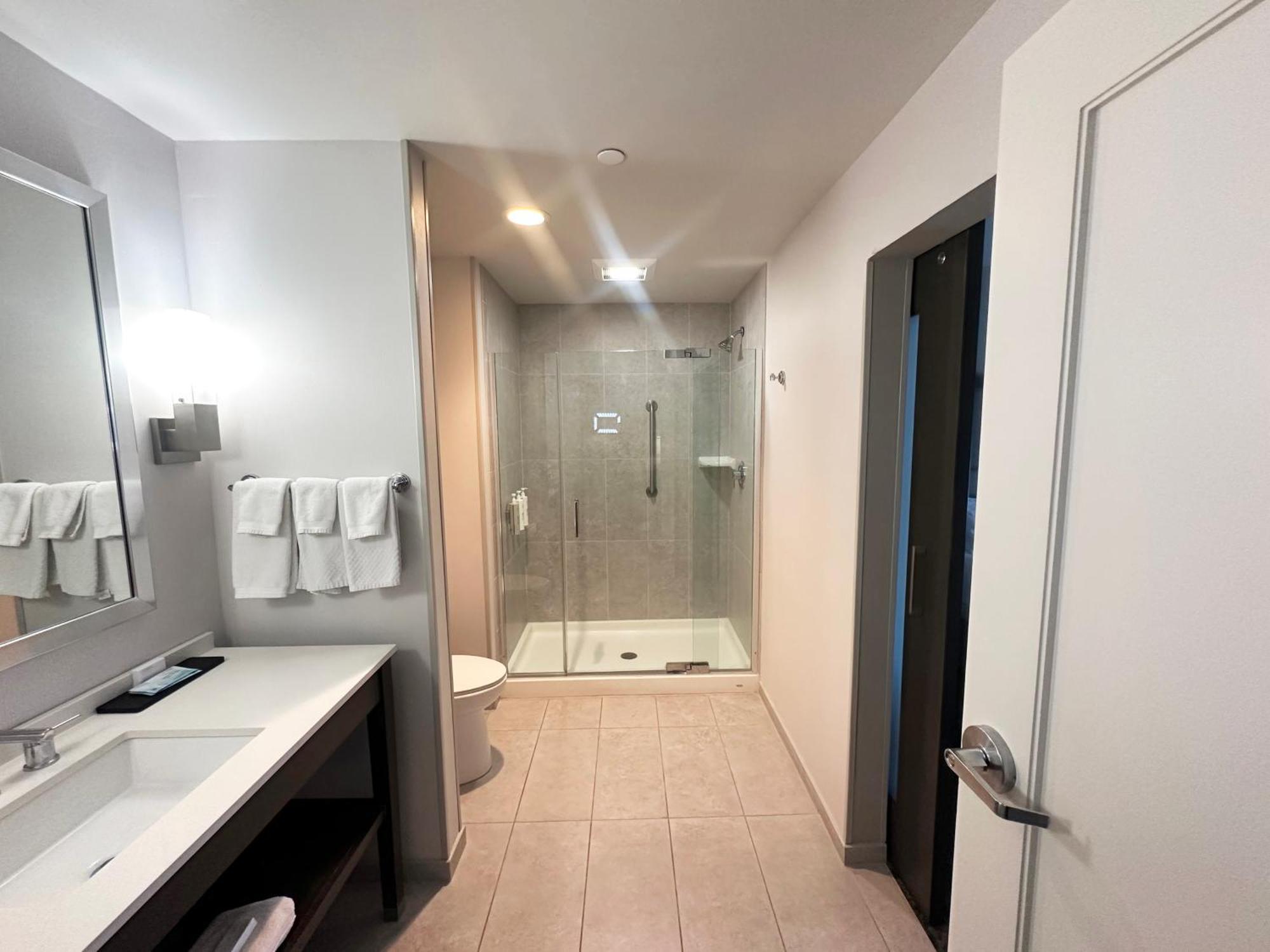Embassy Suites By Hilton Kansas City Олатей Екстериор снимка