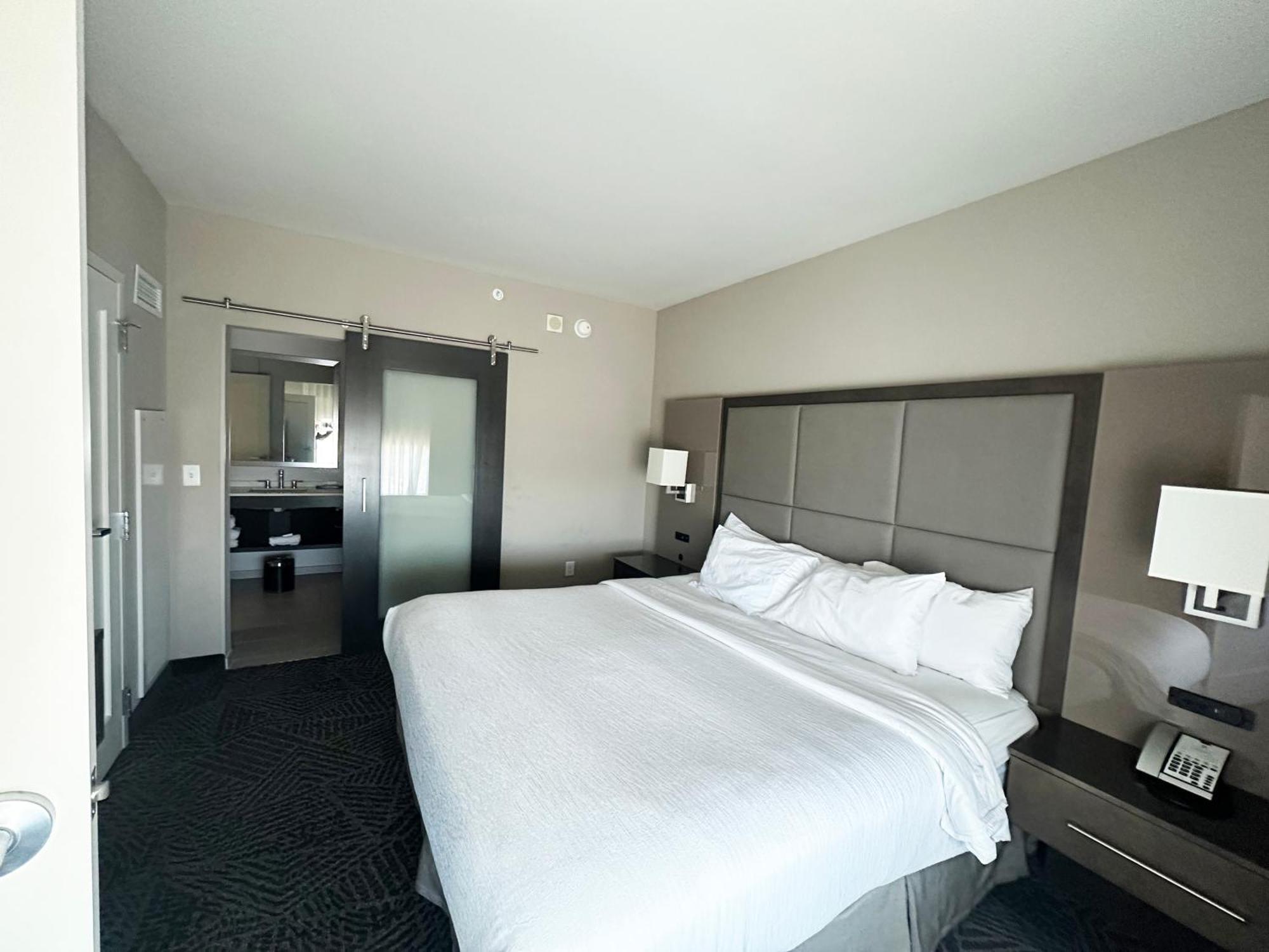Embassy Suites By Hilton Kansas City Олатей Екстериор снимка
