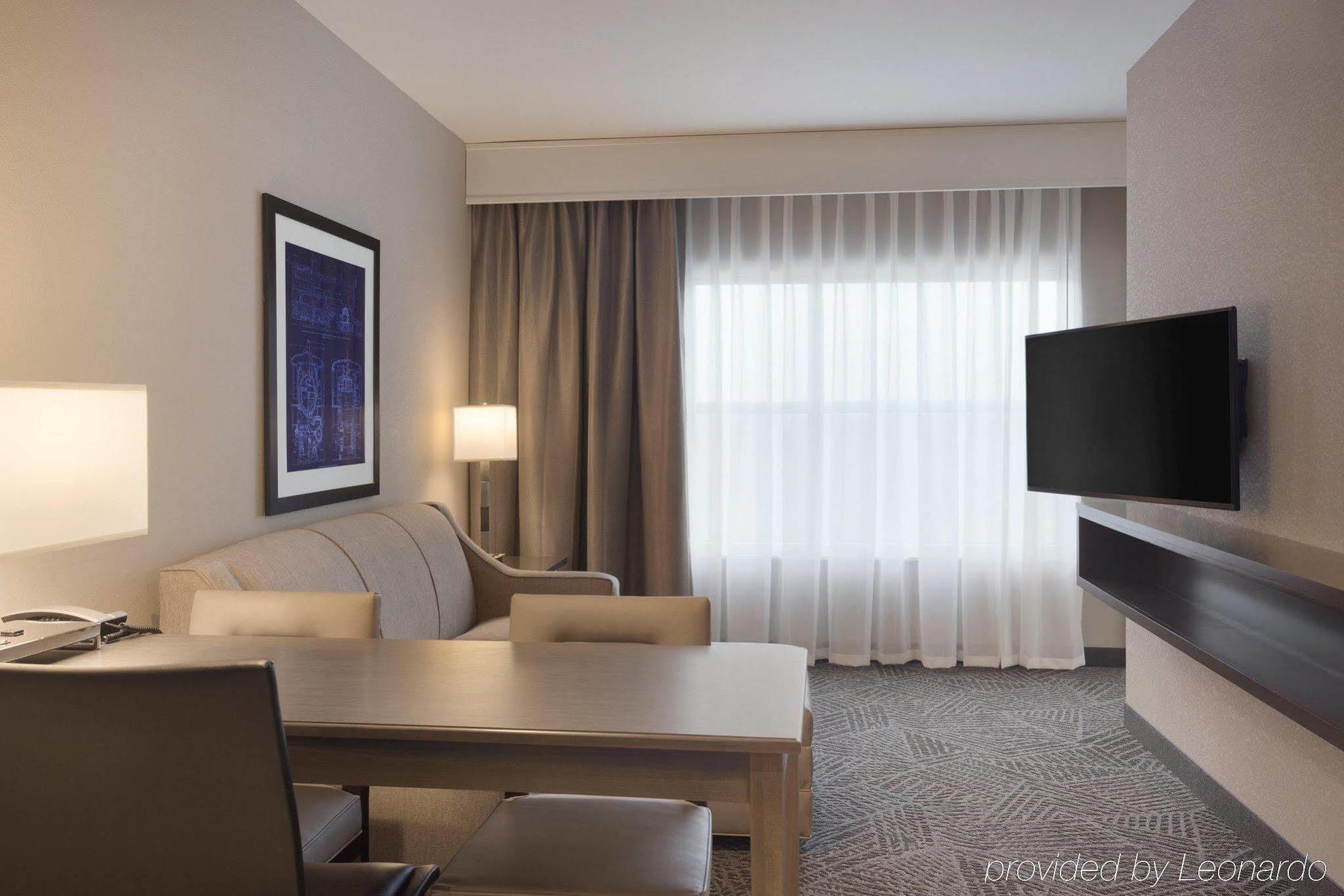 Embassy Suites By Hilton Kansas City Олатей Екстериор снимка